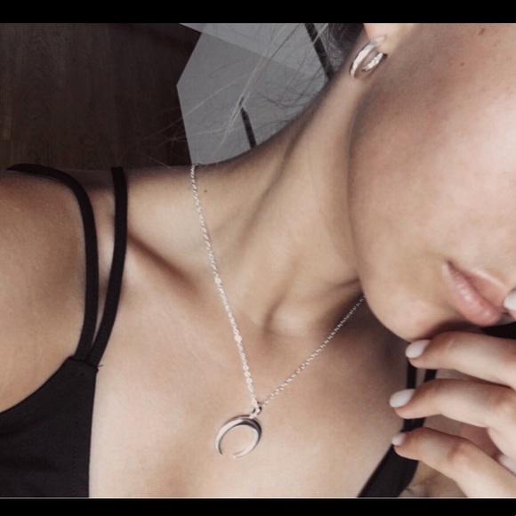 🌙 Crescent Moon Necklace Faux Gold or Silver - Picture 2 of 8